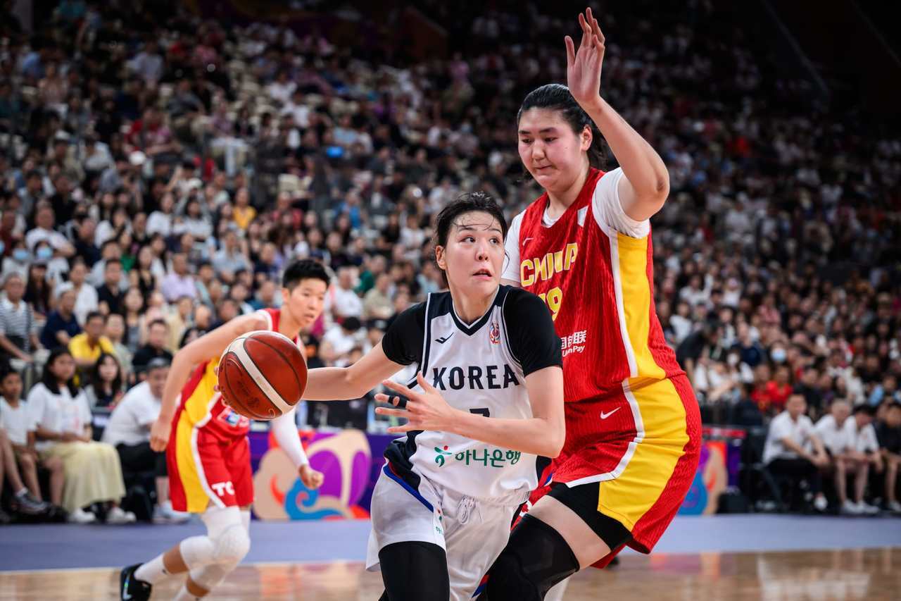 B体育-亚洲杯-中国女篮34分狂胜新西兰小组头名晋级4强(中国女篮对新西兰篮球直播)