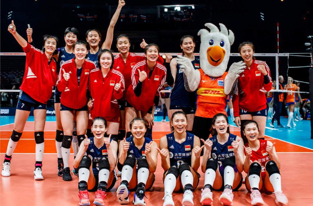 惊天大逆转！世联赛-中国女排3-2美国队(中国女排30美国 世界联赛七连胜收官)