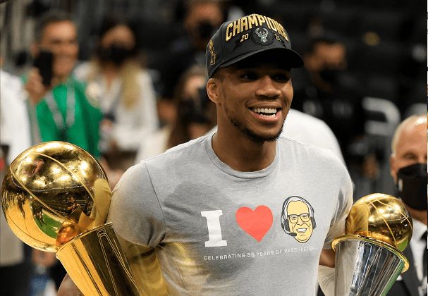 B体育-2021年的今天，字母哥总决赛轰50分助雄鹿夺冠并荣膺FMVP(字母哥总决赛g1)
