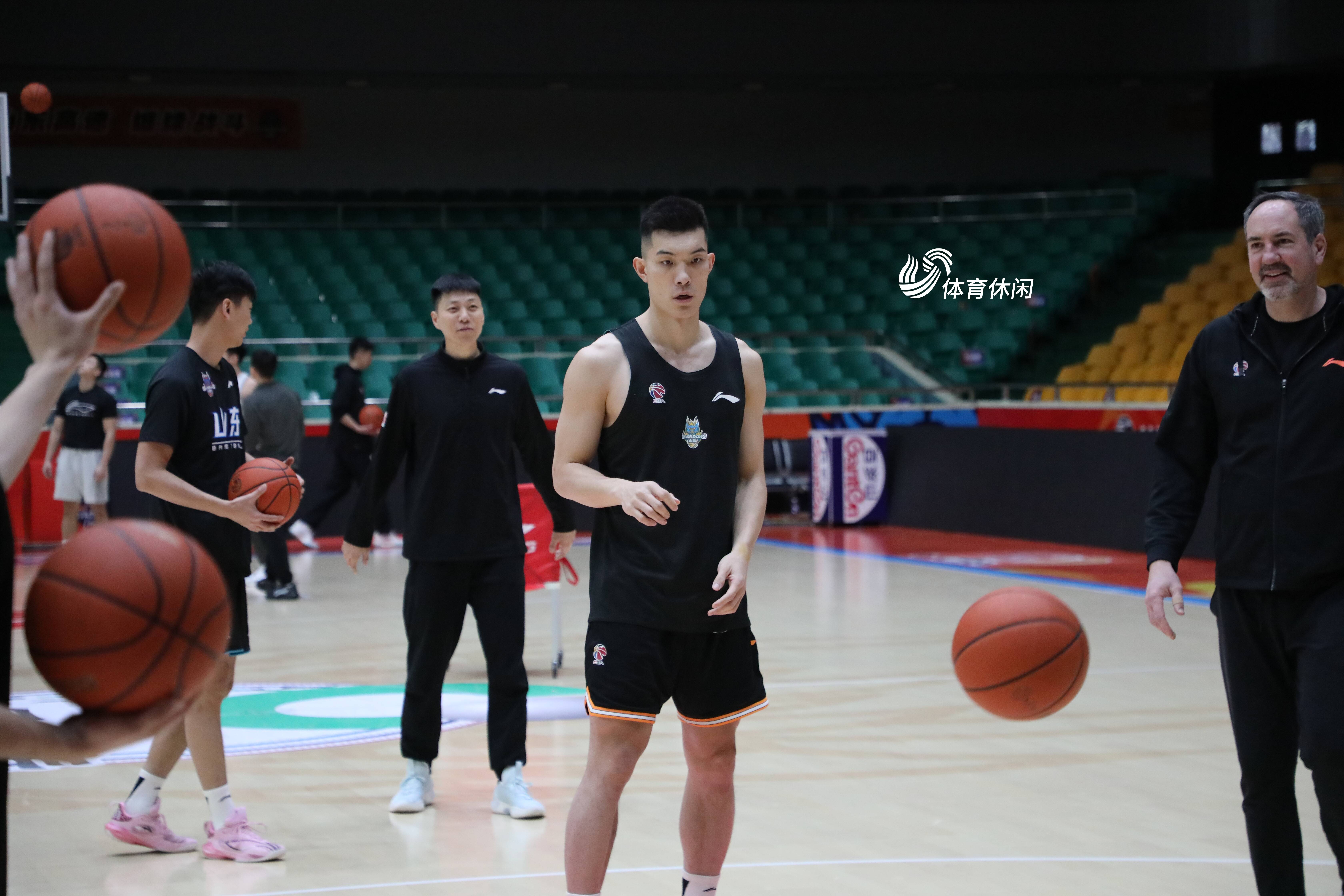 生日快乐！山东男篮分享球队为郭凯庆生视频的简单介绍