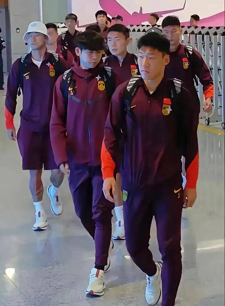 B体育-尊严靠拼搏铸就，国足0-3惨败，球迷心如何拯救？的简单介绍