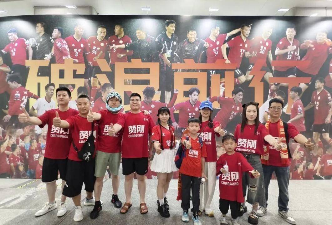 包含热血对决引发狂热，球场上燃起激情之火的词条