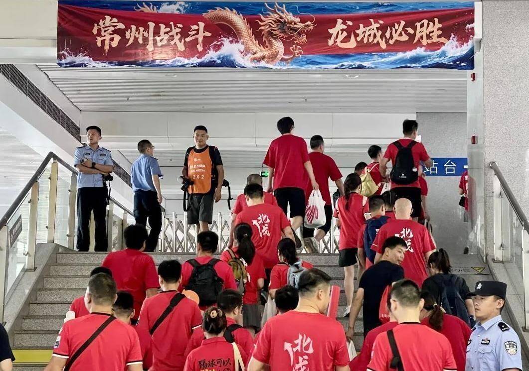 包含热血对决引发狂热，球场上燃起激情之火的词条
