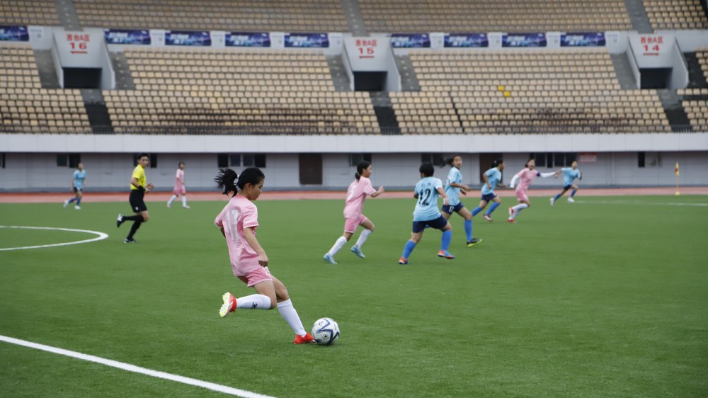 女子足球比赛中，新晋实力派球队崭露头角(女子足球比赛中,新晋实力派球队崭露头角的是谁)